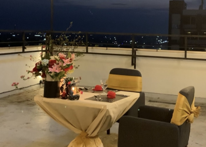 Rasakan Pengalaman Makan Malam Romantis dengan Pemandangan Lampu Kota dari Lantai 8 Hotel Santika Pekalongan 