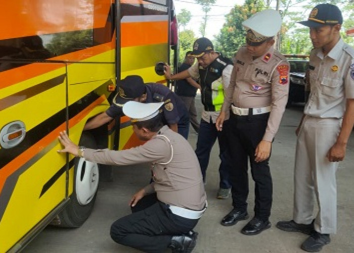 Hadapi Musim Libur Sekolah, Satlantas Polres Pekalongan Gelar Pemeriksaan Laik Jalan Bus Wisata 