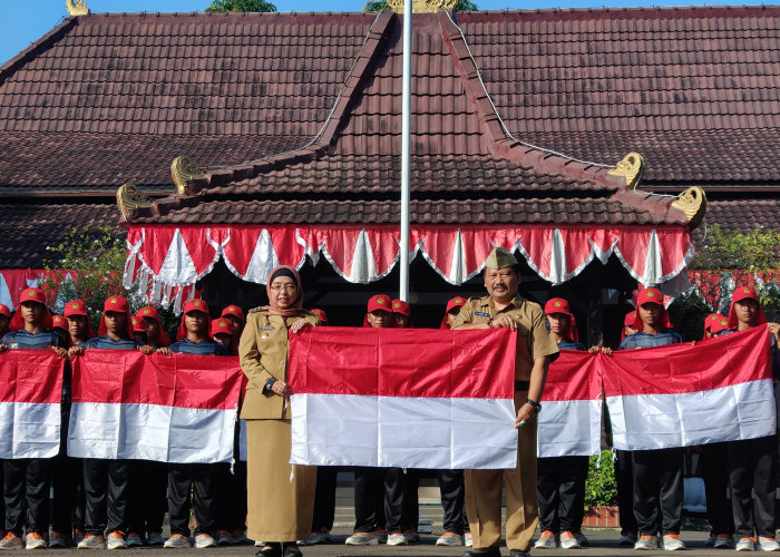 Merdeka, Pemkab Batang Bagikan 13.600 Bendera Merah Putih Peringati HUT ke-79 RI