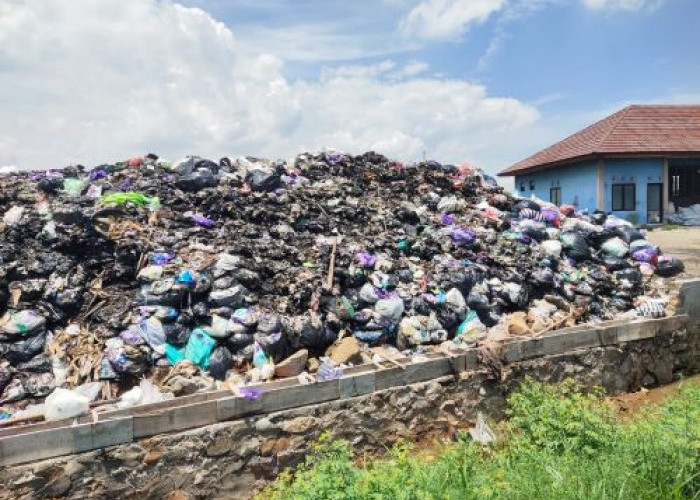 Sampah Menggunung di TPS3R Watusalam, Warga Pertanyakan Pengelolaannya