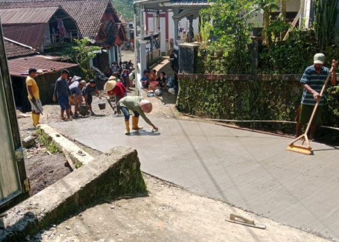 10 Tahun Dibiarkan Rusak, Warga Desa Notogiwang di Pekalongan Swadaya Cor Jalan Demi Anak Sekolah