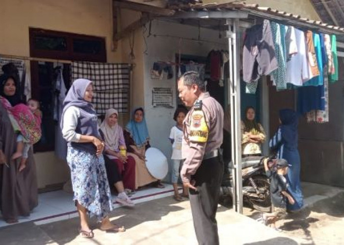 Sambangi Desa Domiyang, Aipda Dwi Atmojo Ajak Ibu-Ibu Sukseskan Pemilu 2024