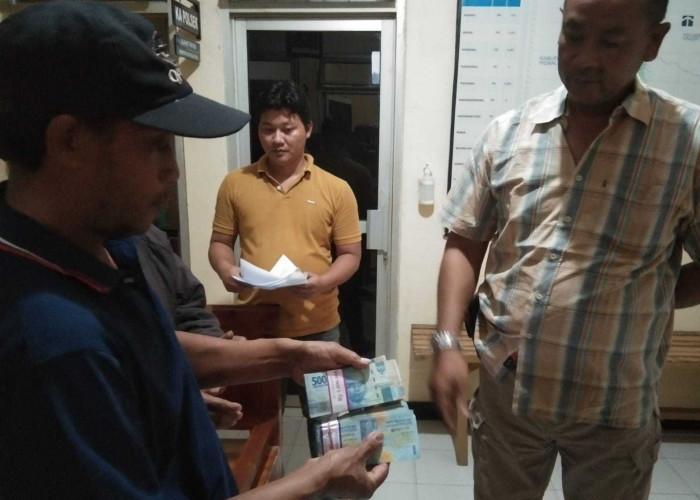 Berjiwa Mulia, Pelajar Ini Kembalikan Uang Rp10 Juta yang Ditemukannya di Jalan pada Pemiliknya