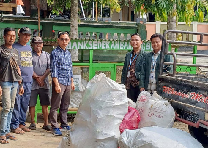 Dari Sampah Menjadi Berkah: Aksi Mahasiswa UIN Gus Dur Sulap 200 Kg Limbah Desa Penolih Jadi Rupiah