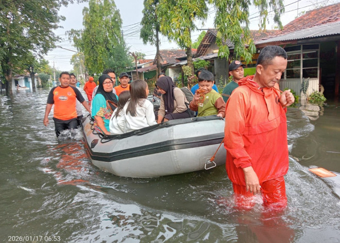  Dramatis! Evakuasi Warga Jalan Slamet Podosugih Pekalongan Barat, Banjir Terus Naik hingga 80 Sentimeter