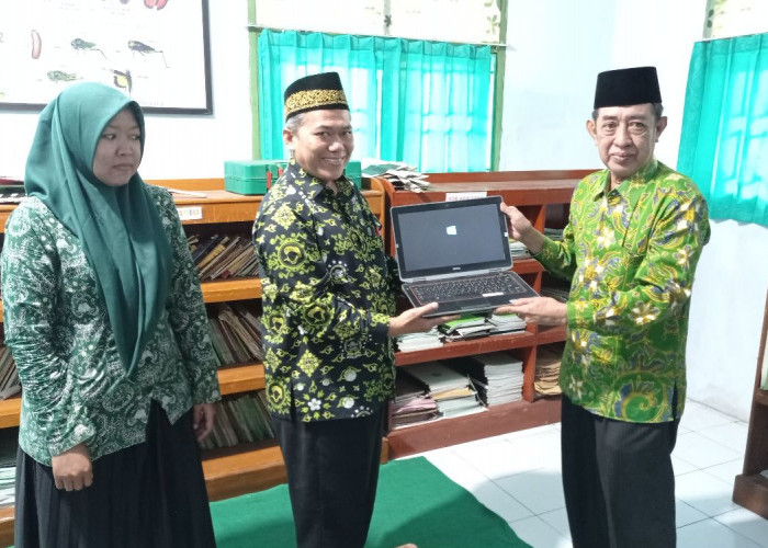 MI WS Kwayangan Terima Bantuan Laptop dan Buku