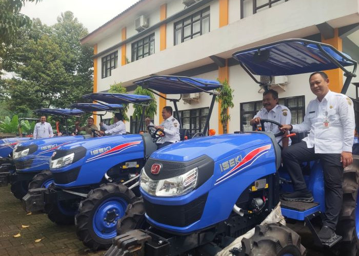 Dorong Swasembada Pangan, Pemkab Pekalongan Salurkan Puluhan Alsintan ke Petani di Tengah Ancaman Banjir