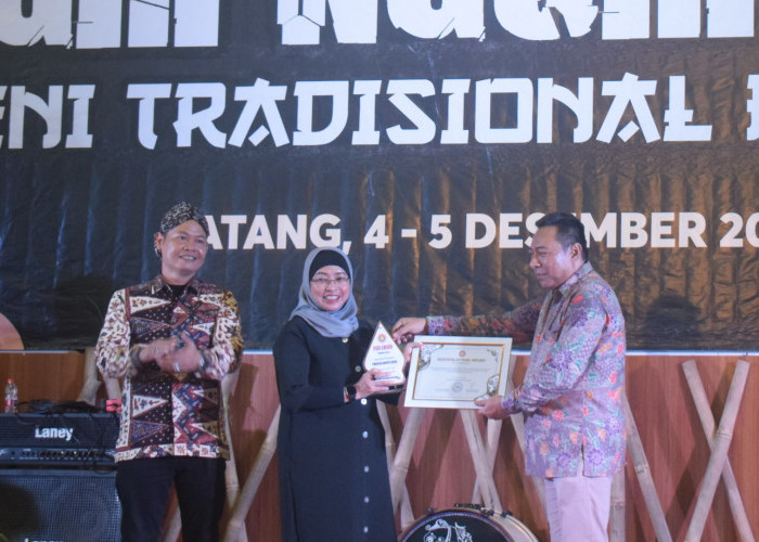 Angkat Ribuan Guru Honorer di Batang Jadi PPPK, Lani Dwi Rejeki Dianugerahi PGRI Award