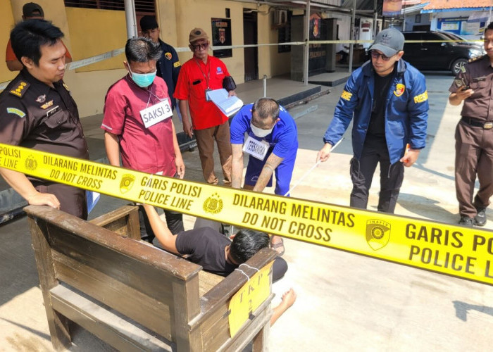 Polres Pekalongan Kota Gelar Rekonstruksi Penusukan Mamat Godril, Tersangka Peragakan 17 Adegan