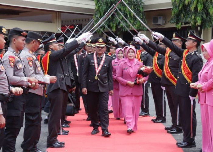 Kalungkan Medali Penghargaan, Kapolres Pekalongan Lepas 6 Anggota yang Purna Tugas