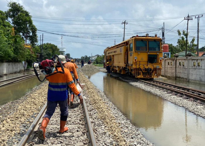 Kabar Baik! Banjir Berangsur Surut, Jalur KA di Pekalongan Mulai Bisa Dilalui Kereta Api Hari Ini