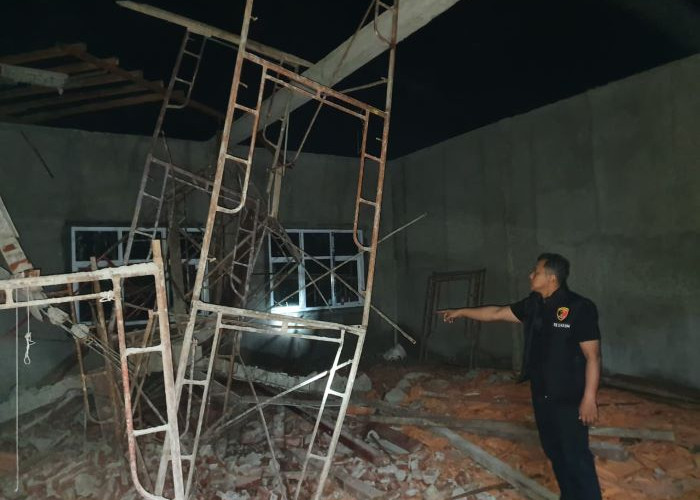 Atap Gedung Kelas Baru SMA Negeri 1 Wiradesa Roboh, 2 Pekerja Luka Ringan