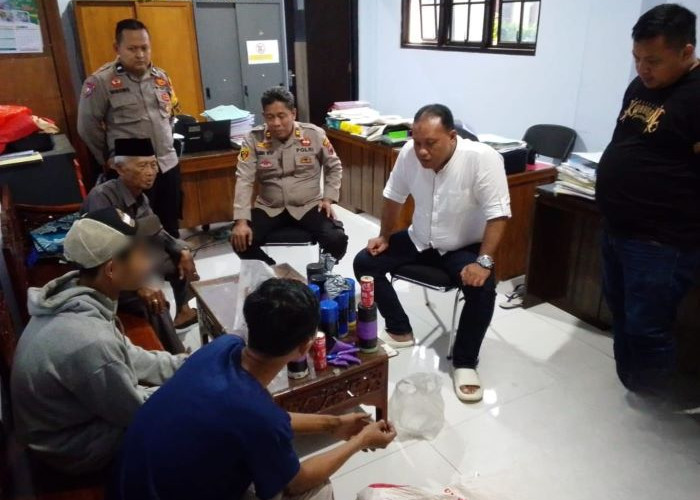 Warga Desa Salakbrojo Serahkan Belasan Petasan Ukuran Jumbo ke Polsek Kedungwuni