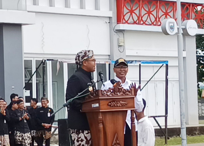 Mengabdi 30 Tahun Lebih, Pegawai Honorer TPI Batang Dapat Hadiah Umroh dari Bupati Faiz