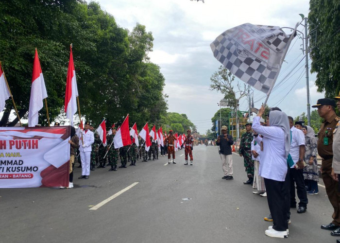  1.500 Masyarakat Batang Ikuti Kirab Merah Putih Peringati Haul Kyai Surgi Batang