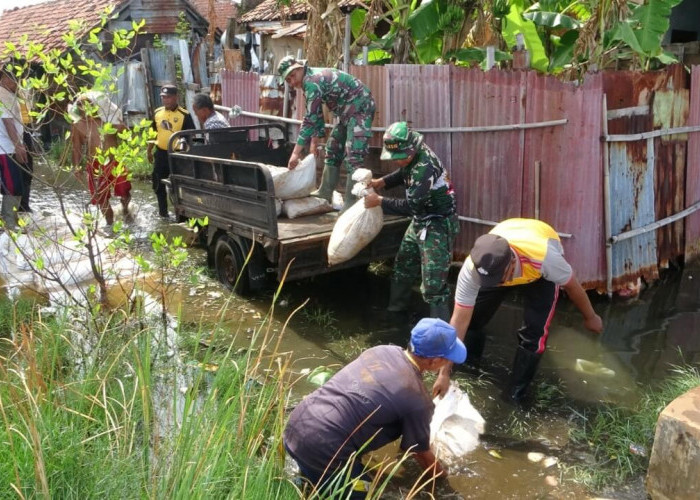 TNI dan Warga Kerja Bakti Tangani Banjir Rob di Bandengan Pekalongan Utara