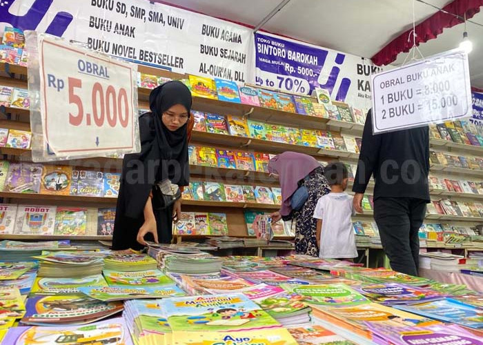 Budayakan Minat Baca, Masyarakat Serbu Bazar Buku Murah Batang