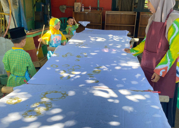  Rayakan Hari Batik dan Hari Santri, Anak-anak PAUD Annisa Jenggot Belajar Membatik