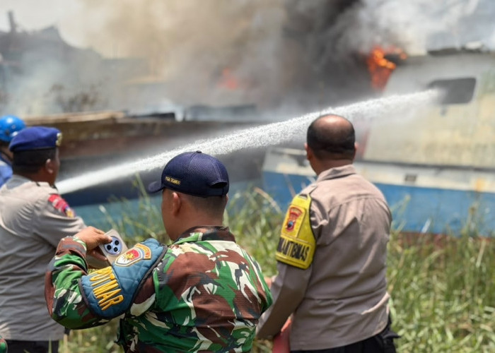 Kapal Mangkrak di Galangan Alur Sungai Sambong Batang Terbakar, Kerugian Ditaksir Rp 100 Juta