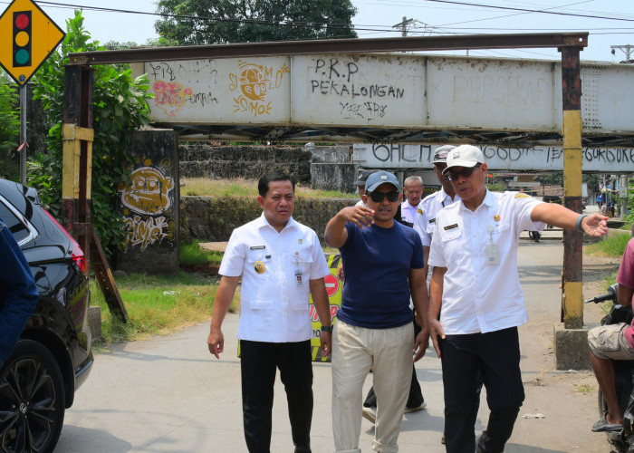 Plt Bupati Pekalongan Sukirman Cek 4 Titik Pembangunan Jalan, Pastikan Progres Sesuai Rencana