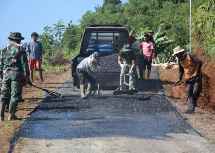 Satgas TMMD Kodim 0710 Pekalongan Kebut Pengaspalan Jalan di Desa Bedagung