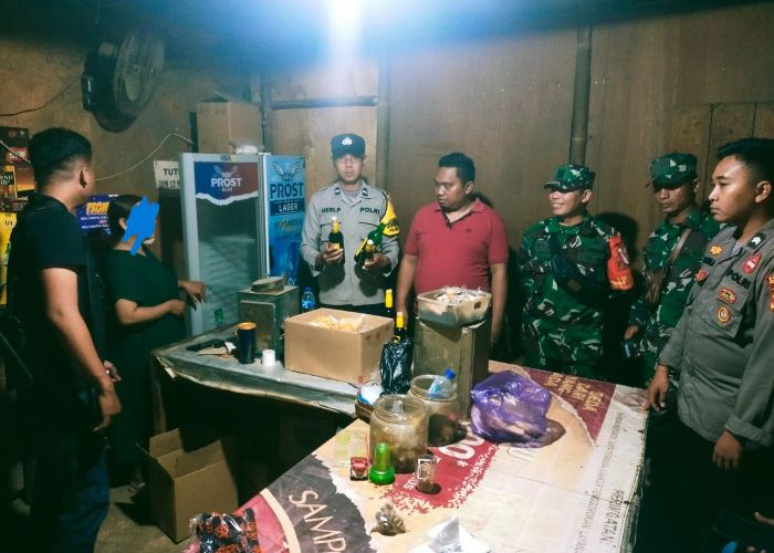 Polsek dan Koramil Kedungwuni Razia Miras di Warung Swike