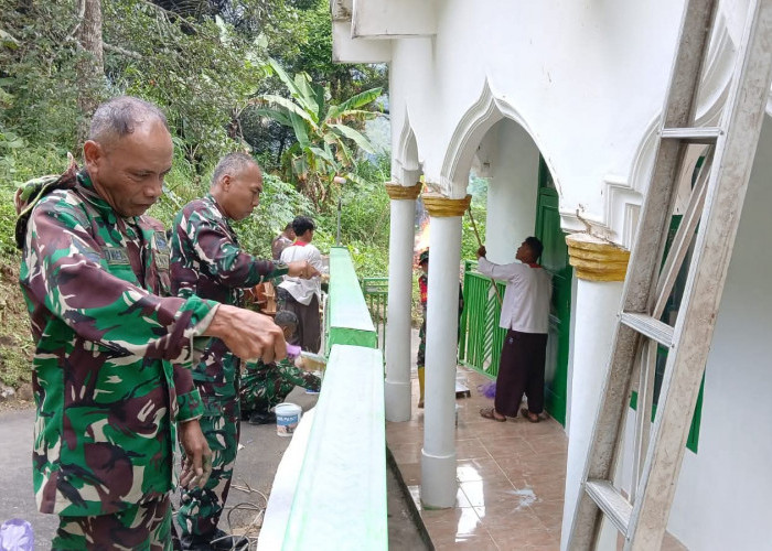 TNI Koramil Lebakbarang Gelar Aksi Sosial, Bantu Rehab Mushola di Timbangsari