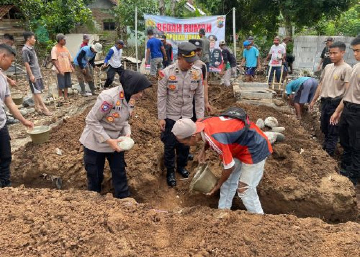 Hidup Sebatangkara, Lansia di Kajen Mendapat Berkah Bedah Rumah dari Polres Pekalongan