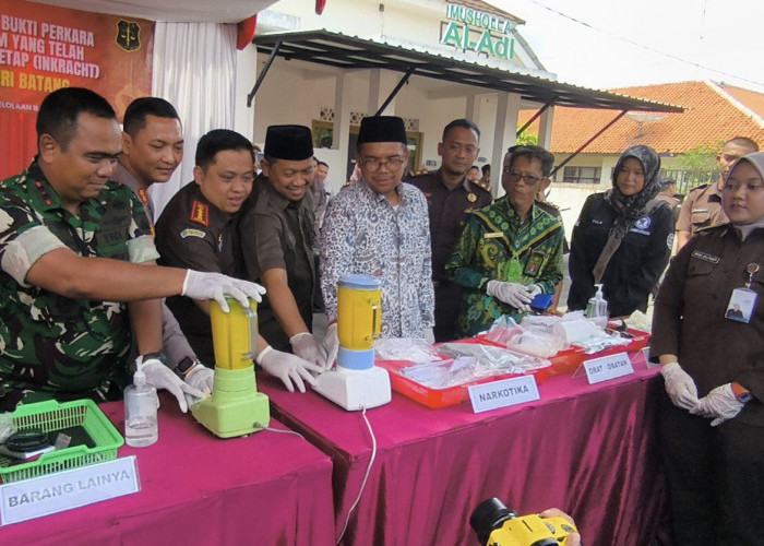 Sabu dan Ganja Senilai Ratusan Juta  Dimusnahkan Kajari Batang dengan Cara Diblender dan Dibakar