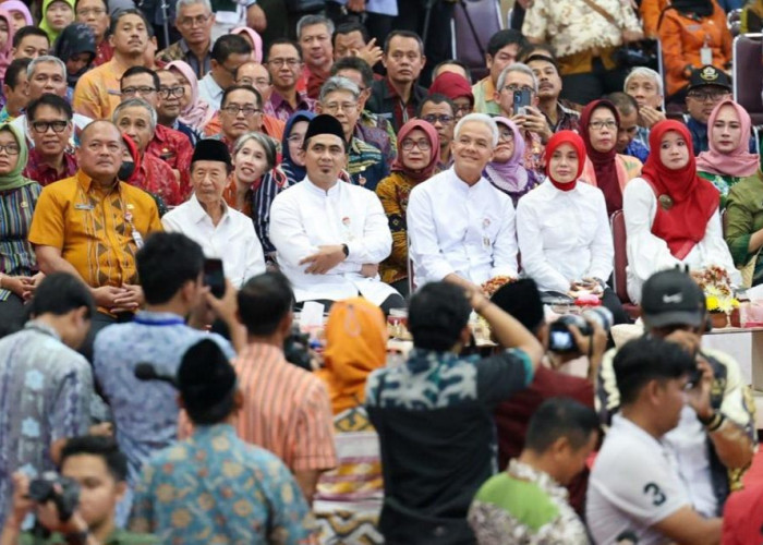 Tangis Haru Ribuan Orang di Perpisahan Ganjar-Yasin di GOR Jatidiri Semarang 