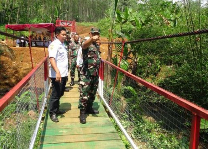 Tim Itjenad Mabesad Cek Jembatan Gantung Garuda di Doro Pekalongan