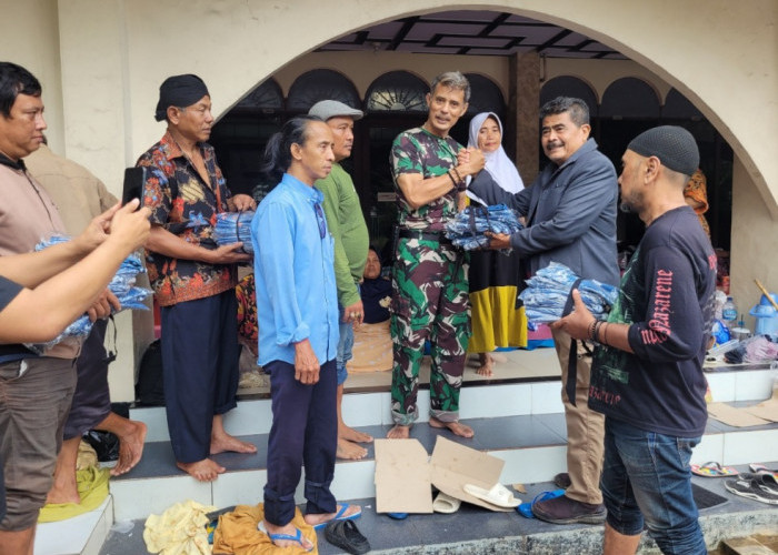 Aksi Pejuang 24 Peduli Korban Banjir Pekalongan: Dirikan Dapur Umum hingga Bagikan Celana Baru bagi Pengungsi