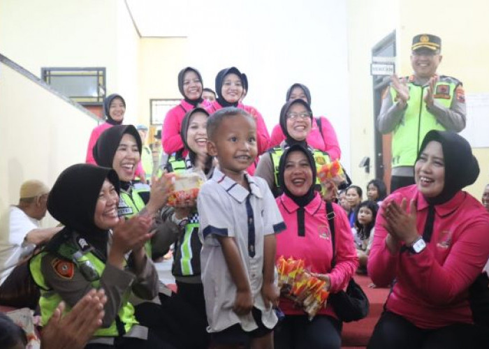 Bhayangkari Pekalongan Sambangi Pengungsian, Salurkan Bantuan hingga Hibur Anak-anak