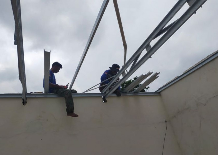 Puting Beliung Rusak Rumah Warga Kedungwuni, Lazismu Pekalongan Turun Tangan Perbaiki Atap