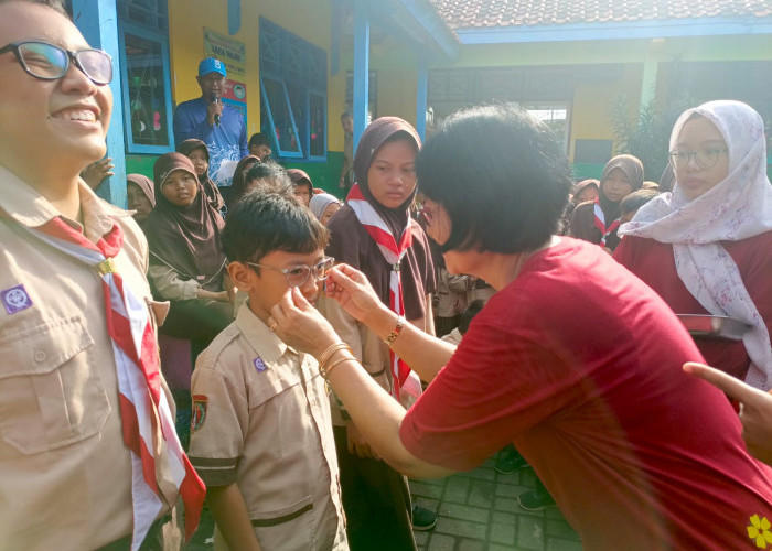 Dinkes Batang Berikan Bantuan 434 Kacamata Minus untuk Pelajar