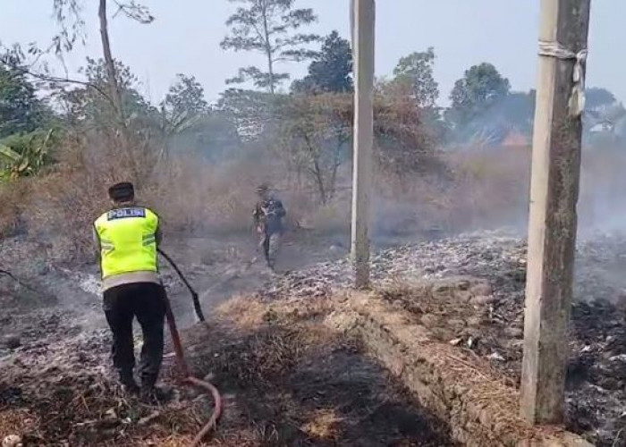 Tempat Pembuangan Sampah Terminal Doro Terbakar