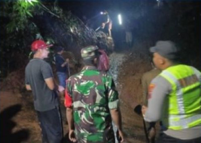 Tanah Longsor Tutup Akses Jalan di Desa Pamutuh Lebakbarang
