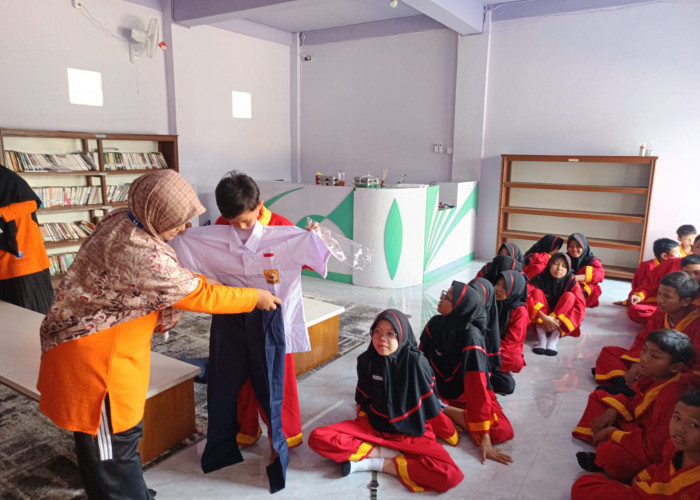 Tak Hanya Sekolah Negeri, Siswa Madrasah di Batang Juga Terima Bantuan Seragam Gratis Bupati Faiz
