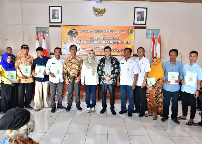 Masyarakat Desa Wiradesa Terima 293 Sertifikat Gratis