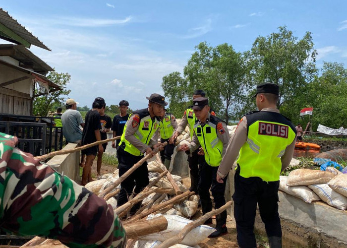  Gotong Royong Aparat dan Warga Percepat Penanganan Banjir Pabean Pekalongan