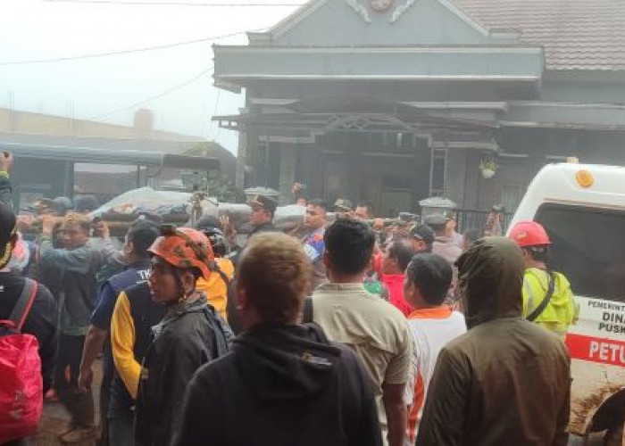 Petugas Gabungan Evakuasi 17 Korban Meninggal Tertimbun Longsor di Petungkriyono, 8 Orang Dalam Pencarian