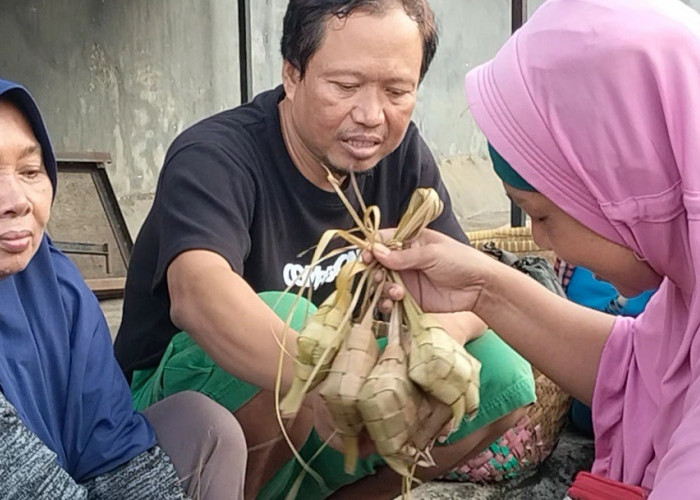 Cerita Peagang Kupat Musiman di Pasar Batang, Mengais Rezeki dari Seikat Ketupat di Momen Syawalan 