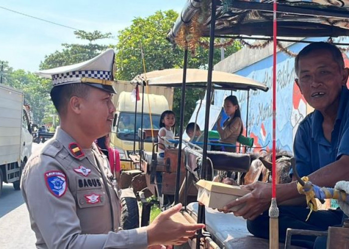 Jumat Berkah, Satlantas Polres Pekalongan Bagikan Nasi Kotak