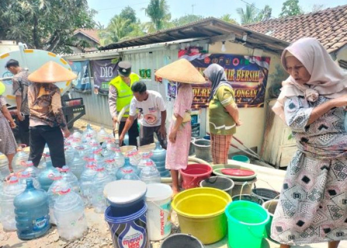 Polres Pekalongan Salurkan Bantuan Air Bersih ke Desa Ujungnegoro