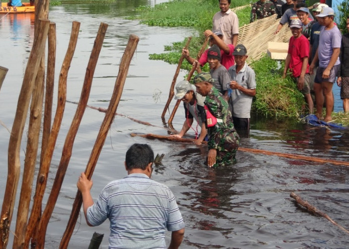 Gerak Cepat Personel Gabungan di Kota Pekalongan Gotong Royong Tambal Darurat Tanggul Kali Bremi yang Jebol