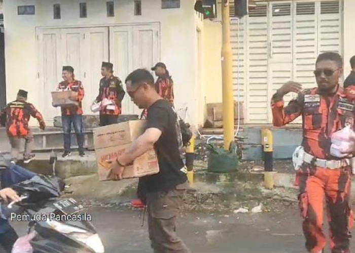 Berlomba-lomba dalam Kebaikan, Pemuda Pancasila Batang Bagikan Takjil di Kecamatan Bandar 