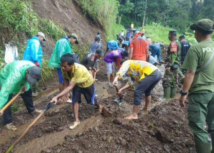 Tebing 20 Meter Longsor, Babinsa Lebakbarang Bersama Masyarakat Gotong-royong Bersihkan Material longsoran