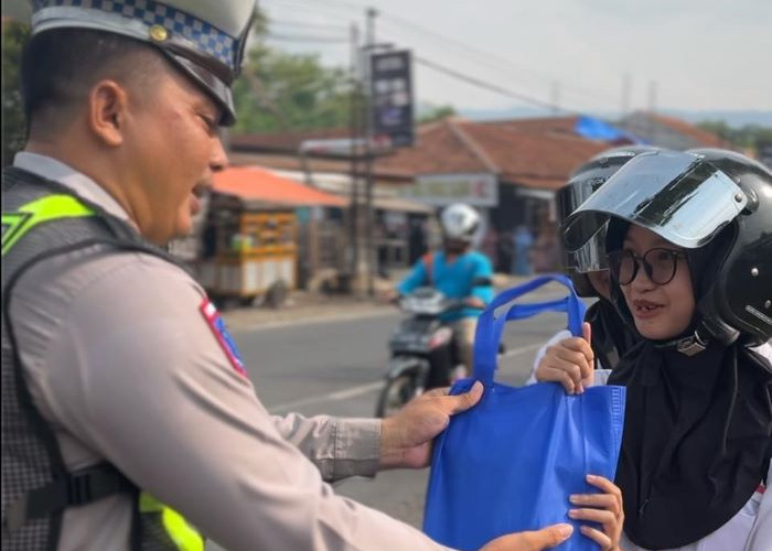 Polisi Berikan Beras dan Minyak Goreng, Bagi Pengendara Tertib Berlalu Lintas