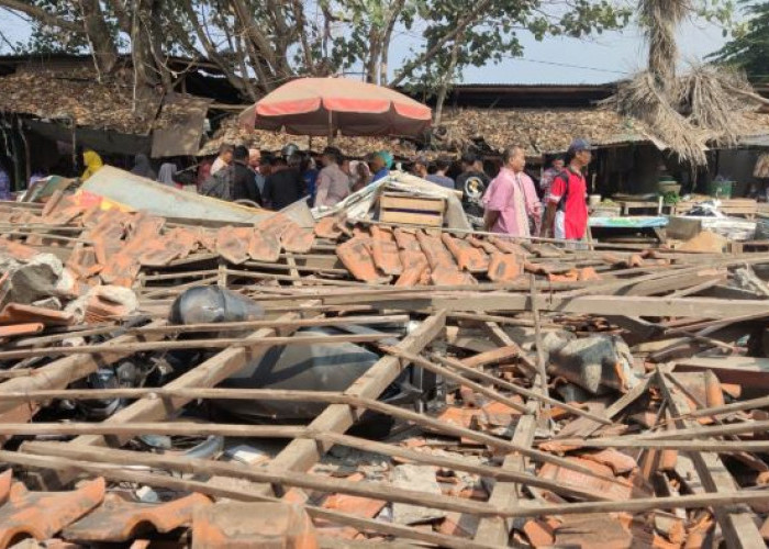 Bangunan Pasar Krempyeng Wiradesa Kabupaten Pekalongan Ambruk, 3 Pedagang Dilarikan ke Rumah Sakit