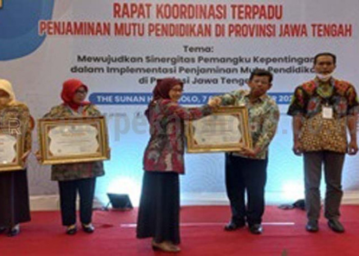  Pemkot Pekalongan Raih Anugerah Pendidikan sebagai Daerah Proaktif pada Regulasi Transformasi Pendidikan